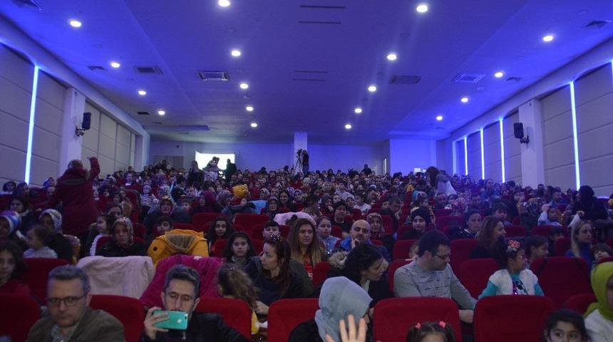 Kastamonu’da çocuklar aileleriyle birlikte tiyatronun tadını çıkarıyor