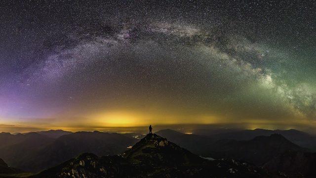 Gareth Mon, Snowdonia Ulusal Parkı'nda çektiği bu gökyüzü fotoğrafıyla ikinci oldu. Fotoğrafı çekebilmek için 35 kilo ekipman taşıması gerekti