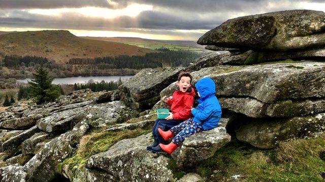 Chloe Swift, dört ve yedi yaşlarındaki iki oğlunun fotoğrafıyla Dartmoor Ulusal Parkı'ndaki fotoğrafıyla yarışmaya katıldı