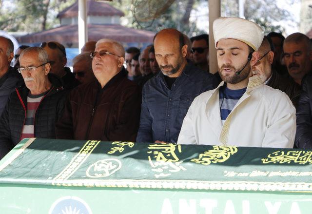 Oyuncu Mustafa Avkıran ın babası, Antalya da toprağa verildi 3