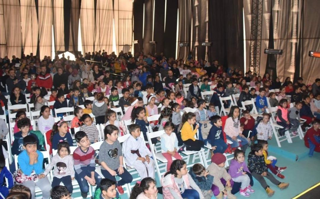 Aliağalı &ccedil;ocuklar tiyatro ile eğlendi