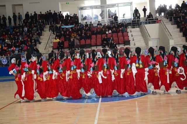 Hakkari’de Kulüpler Arası Halk Oyunları Yarışması