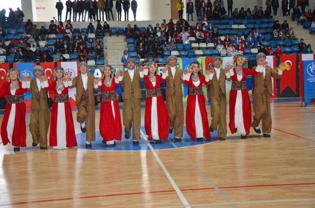 Hakkari’de Kulüpler Arası Halk Oyunları Yarışması