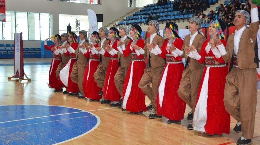 Hakkari&rsquo;de Kul&uuml;pler Arası Halk Oyunları Yarışması