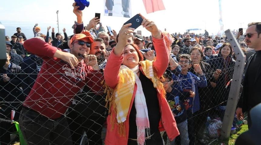 Başkan &Ccedil;er&ccedil;ioğlu &Ccedil;ine&rsquo;de d&uuml;zenlenen deve g&uuml;reşlerini izledi