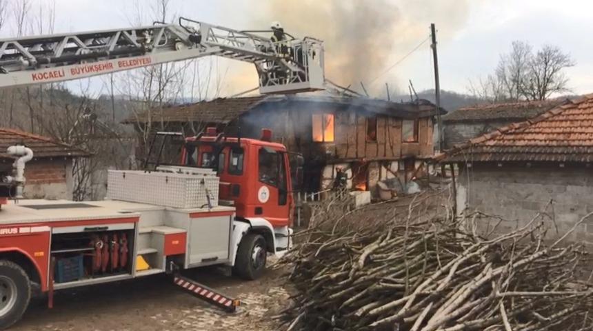 Alevlere teslim olan ahşap ev kullanılamaz hale geldi