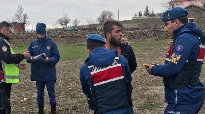 Jandarmadan kaçınca korkunç gerçek ortaya çıktı! Yol kenarındaki menfezde yakalandı 