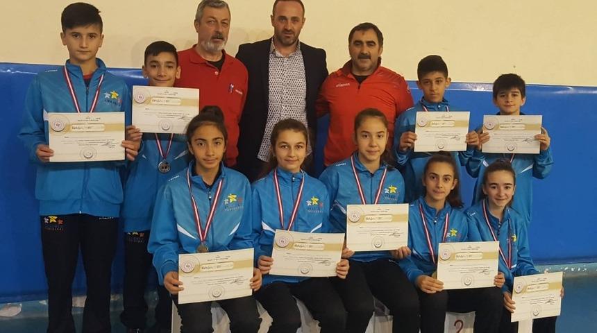 Badmintoncular madalyalarla d&ouml;nd&uuml;ler