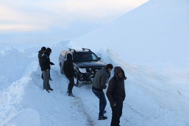 Dağda mahsur kalan belgesel ekibi kurtarıldı