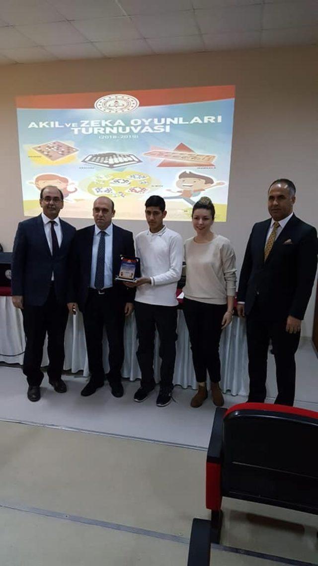 Biga’da Akıl ve Zeka Oyunları Turnuvası finalistleri ödüllendirildi