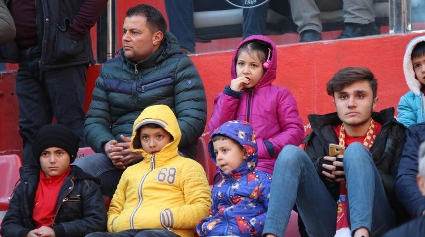 Minik taraftarlar da trib&uuml;nde takımlarını destekledi