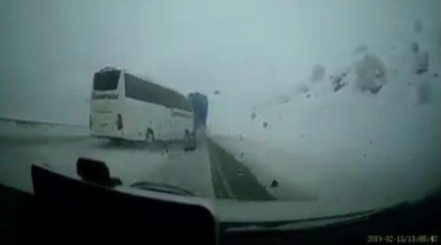 Bingöl'de otobüs ile otomobilin çarpıştığı kaza kamerada
