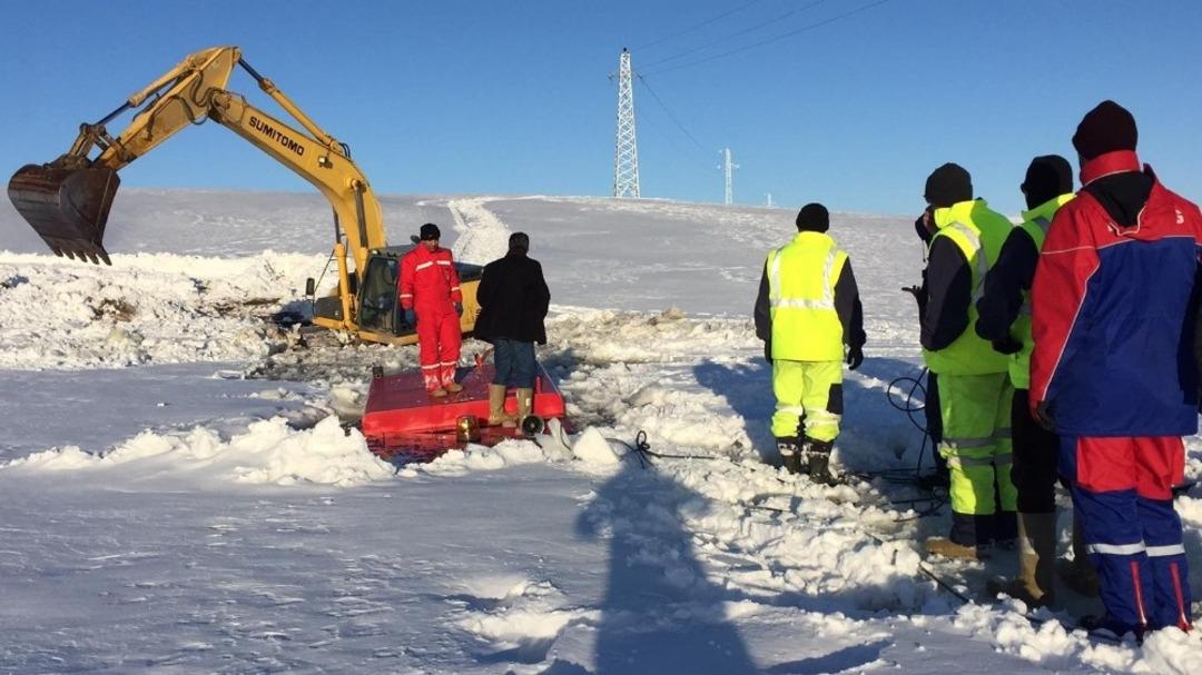 Donan baraja g&ouml;m&uuml;len ara&ccedil;, 10 saatlik &ccedil;alışmayla kurtarıldı