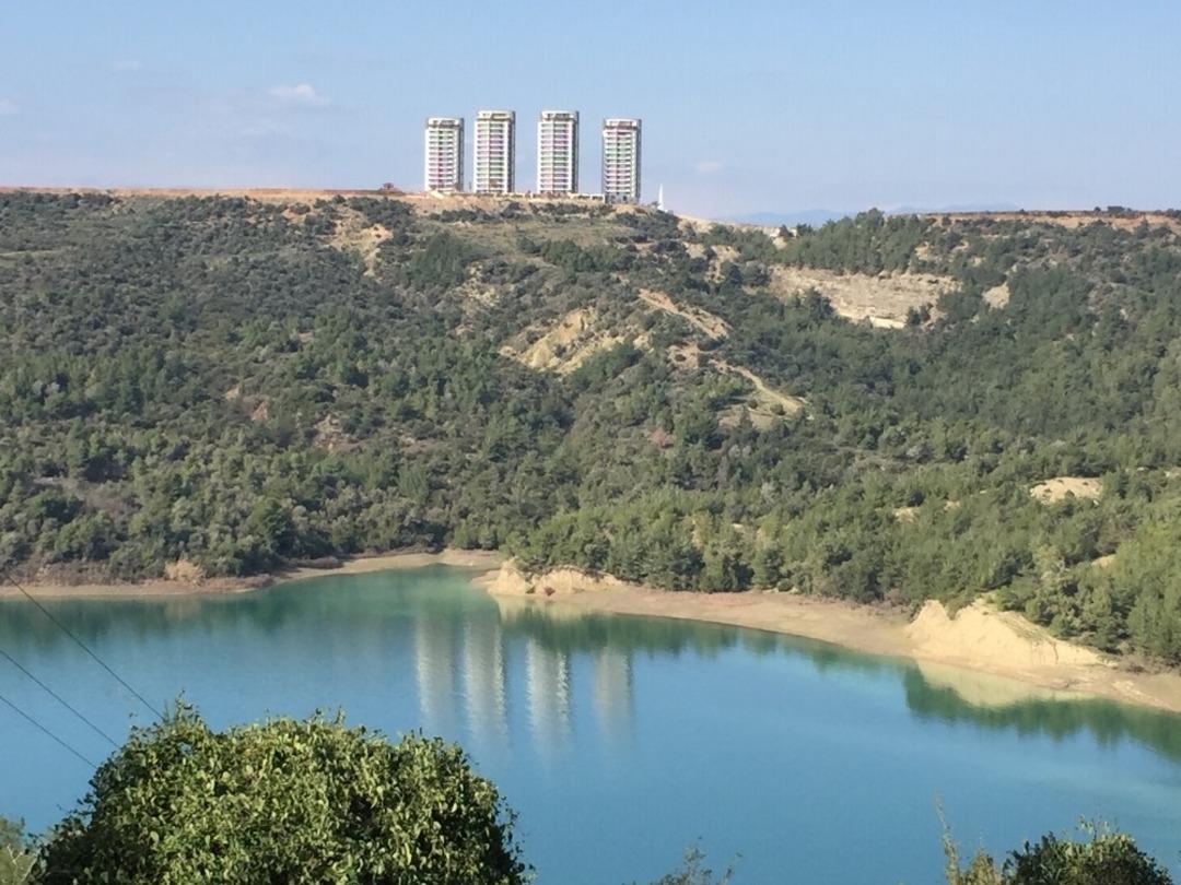 G&ouml;l kenarına apartman