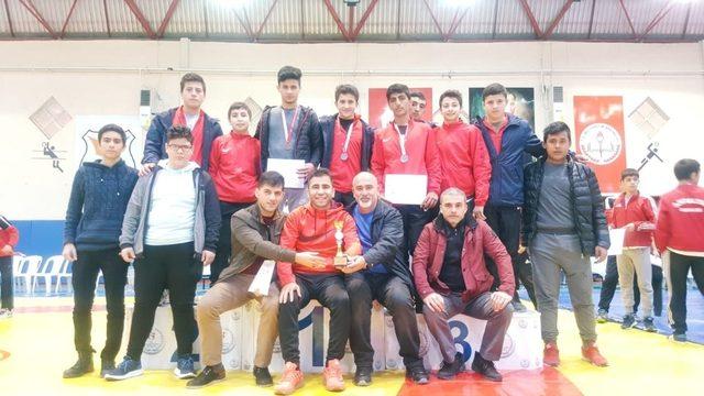 İncirliova Spor Lisesi, minderin tozunu silkeledi