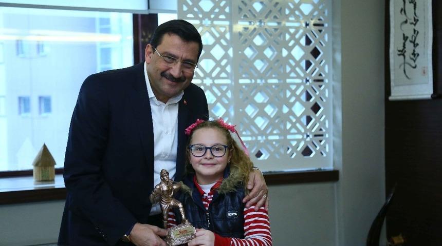 Minik Buse, Ke&ccedil;i&ouml;ren Belediye başkanı Mustafa Ak&rsquo;ı ziyaret etti