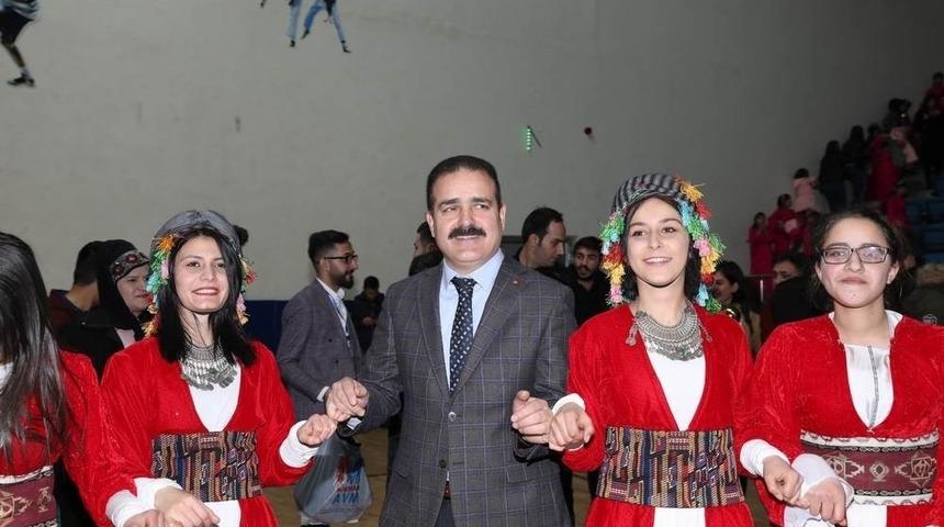 Vali Akbıyık, halk oyunları ekipleriyle halay &ccedil;ekti