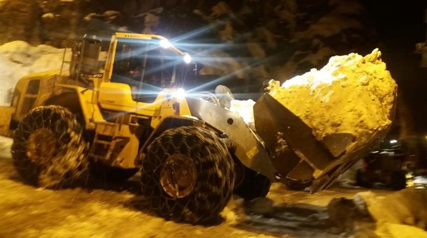 Hakkari&rsquo;de karla m&uuml;cadele &ccedil;alışması