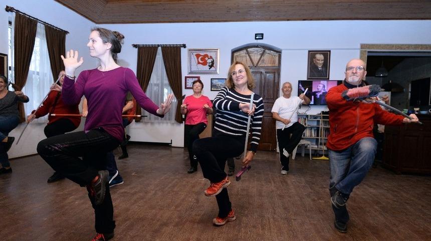 Yaşlı Evlerinden &lsquo;Hisseli Harikalar Kumpanyası&rsquo;