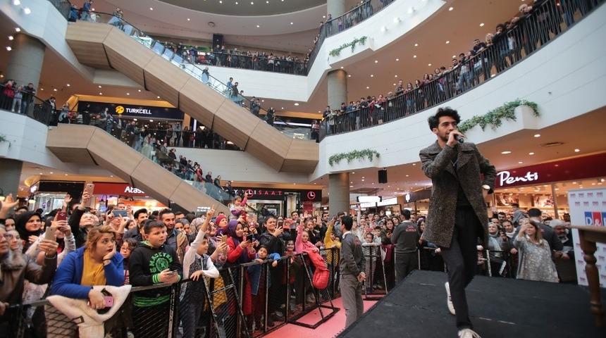 &Ccedil;ağatay Akman, İzmirli hayranlarıyla buluştu