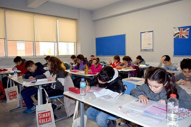 İzmir’de 10 bine yakın öğrencinin bursluluk sınavı heyecanı