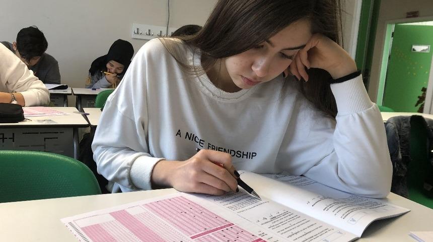 İzmir’de 10 bine yakın öğrencinin bursluluk sınavı heyecanı