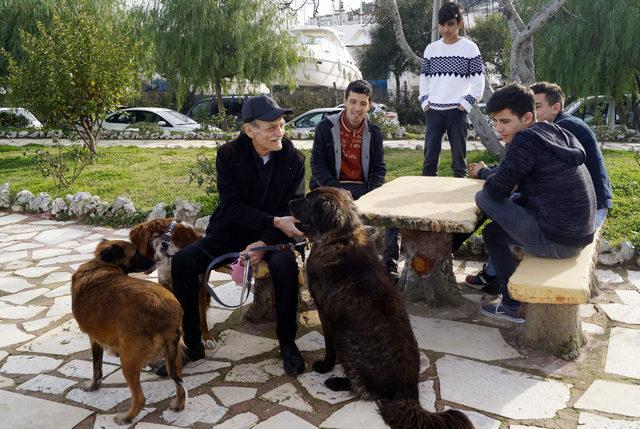 Kanser hastası oldu, köpeklerinden vazgeçmedi