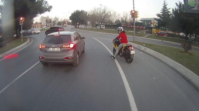 Bakırköy’de motosikletlinin tek teker üzerinde tehlikeli şovu