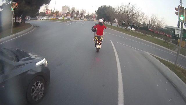 Bakırköy’de motosikletlinin tek teker üzerinde tehlikeli şovu