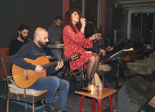 Şımarık Cafe’den canlı müzik keyfi