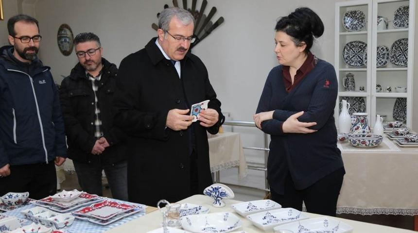 Vali, &ccedil;ini at&ouml;lyelerini ziyaret etti