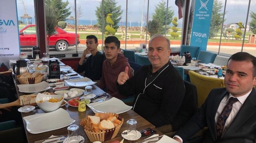 T&Uuml;GVA&rsquo;lı Gen&ccedil;ler Belediye Başkan Adayı Uzun&rsquo;la kahvaltıda buluştu