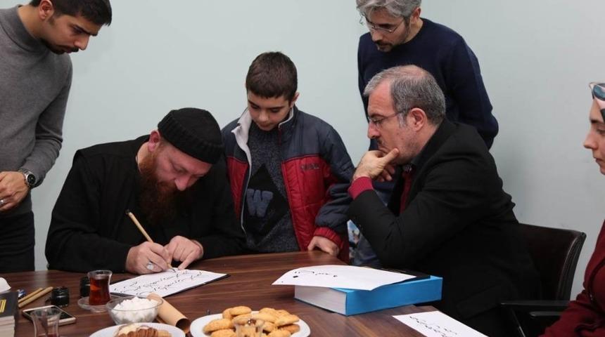 Vali Toraman, Hattat Mahmut Şahin&rsquo;in dersine katıldı