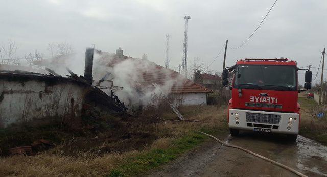 Yaşlı adam yanan evden emekleyerek kurtuldu