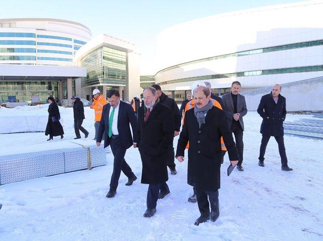 Erzurum AK Parti Milletvekili Akdağ, Şehir Hastanesi’nde incelemelerde bulundu