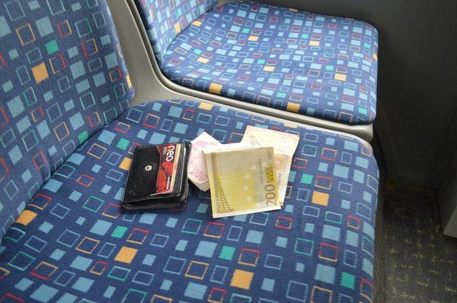 Halk otobüsü şoförü, içi para dolu cüzdanı sahibine teslim etti