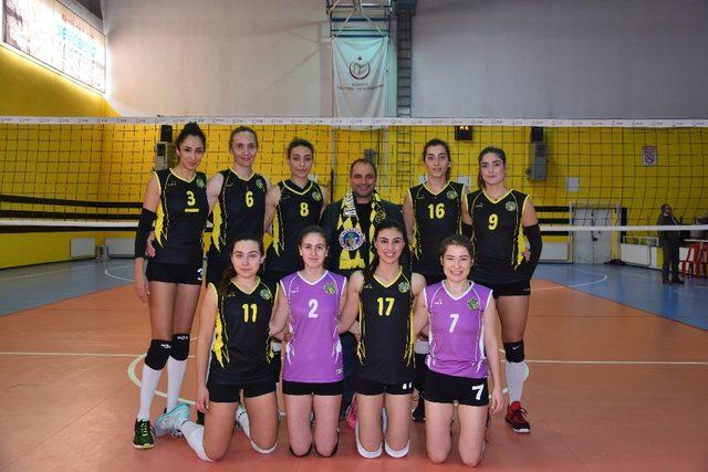 Alaşehir Belediyespor futbol ve voleybolda durdurulamıyor