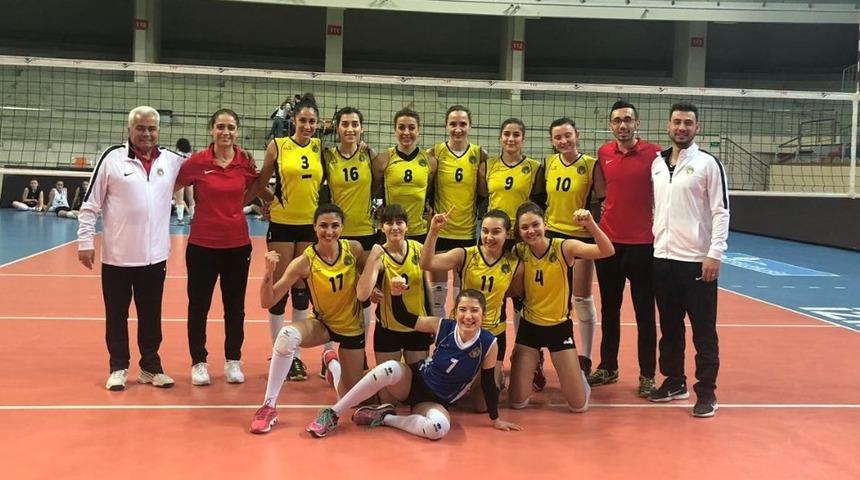 Alaşehir Belediyespor futbol ve voleybolda durdurulamıyor