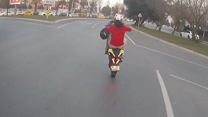 Motosikletlinin tek teker üzerinde tehlikeli şovu  G2