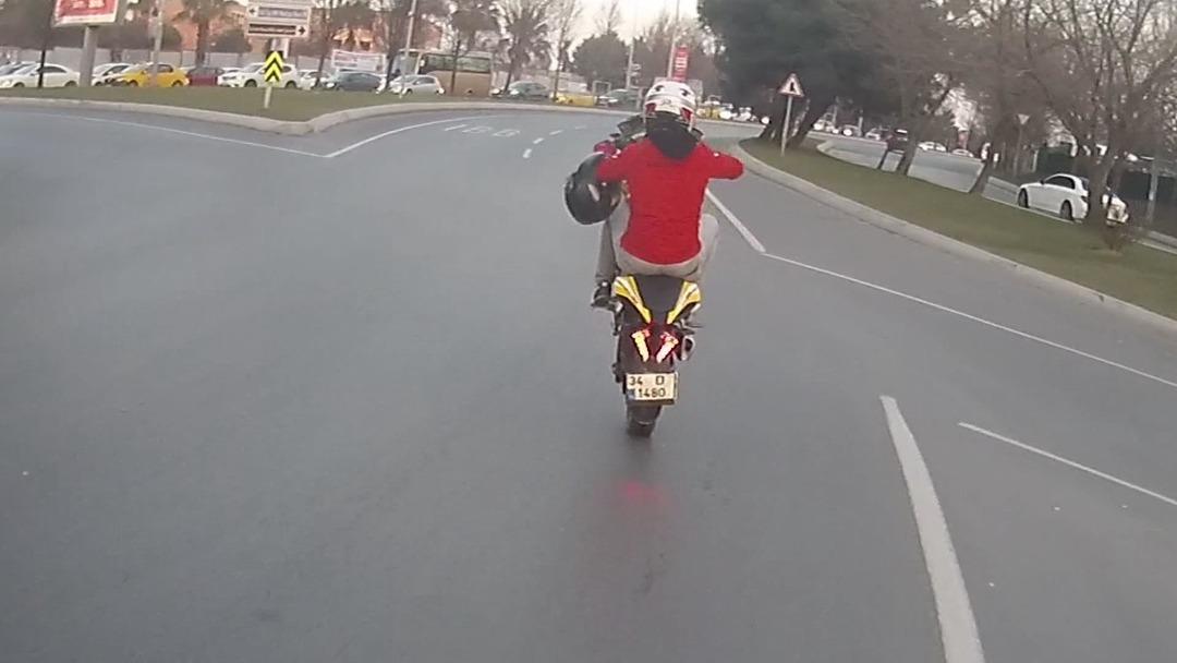 Motosikletlinin tek teker &uuml;zerinde tehlikeli şovu 
