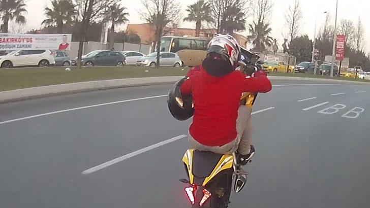 Motosikletlinin tek teker üzerinde tehlikeli şovu  G3