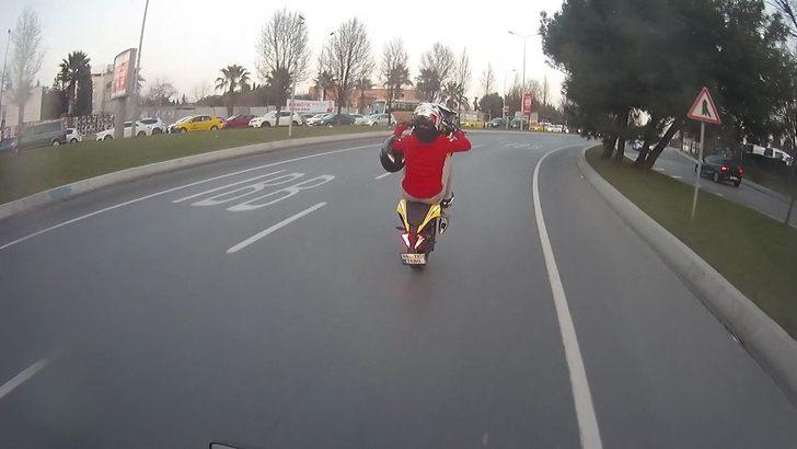 Motosikletlinin tek teker üzerinde tehlikeli şovu  G5