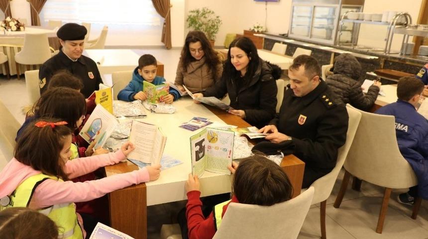 Mehmet&ccedil;ikle kitap okudular