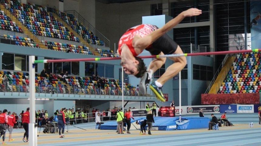 Denizlili milli atlet y&uuml;ksek atlamada T&uuml;rkiye rekorunu kırdı