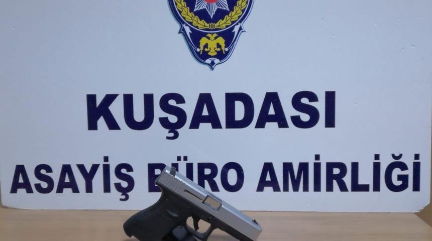 Kuşadası’nda şüpheli şahsın üzerinden silah ve mermi çıktı