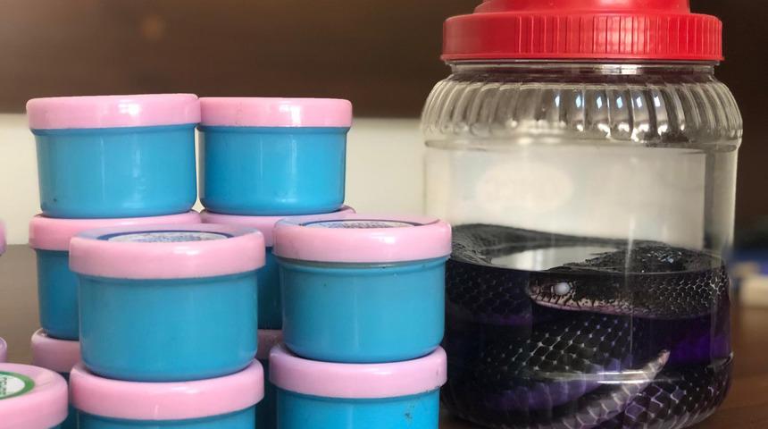 Yılanla gösteri yapıp kozmetik ürün satan kişiye işlem