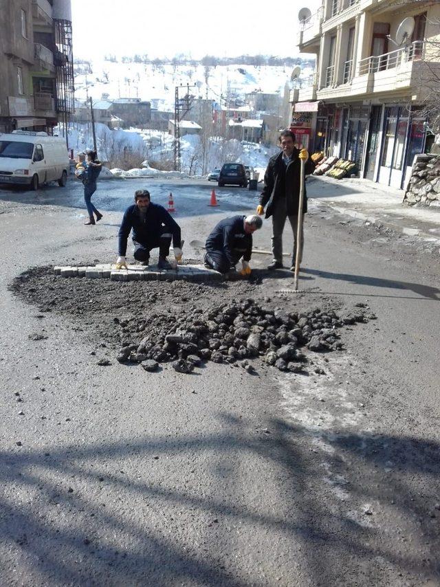 Hakkari’de tahrip olan yollar onarılıyor