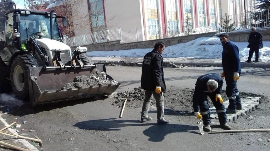 Hakkari&rsquo;de tahrip olan yollar onarılıyor