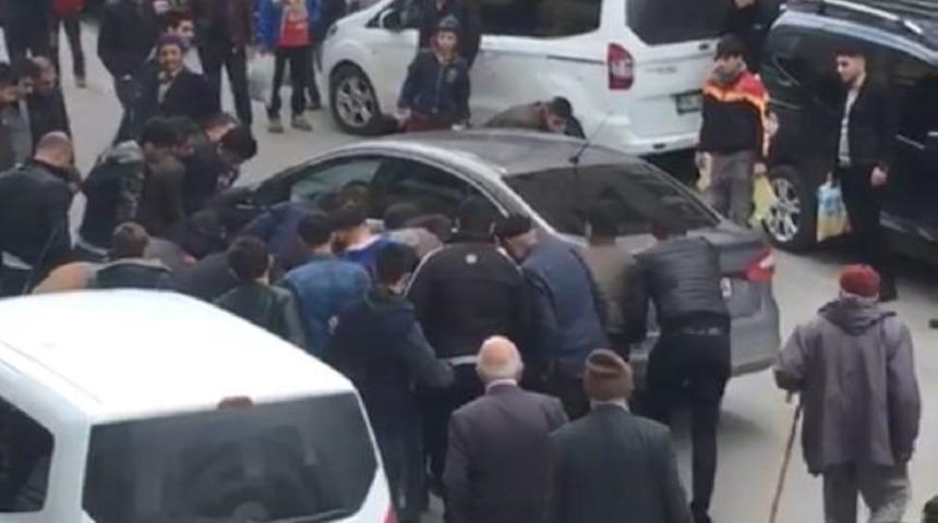 Sesi duyan arabanın yanına koştu! Herkes seferber oldu