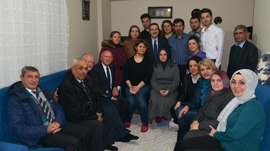 Başkan Ata&ccedil; ev ziyaretlerini s&uuml;rd&uuml;r&uuml;yor